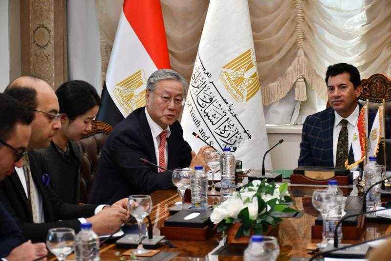 وزير الشباب والرياضة يبحث التعاون المشترك مع سفير كوريا الجنوبية