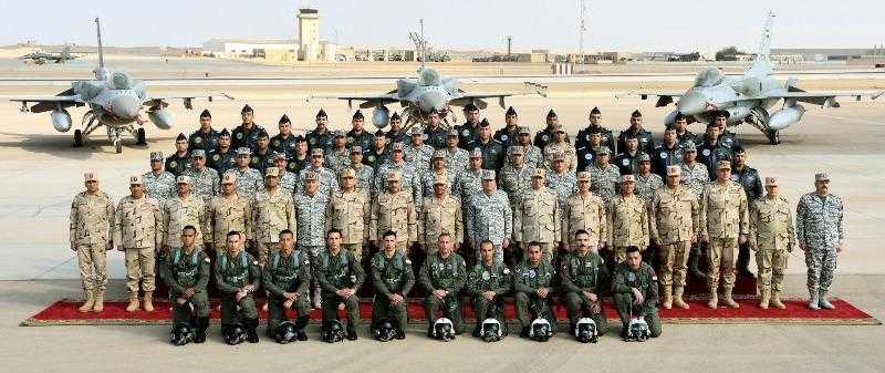 وزير الدفاع يتفقد إحدى القواعد الجوية ويلتقي عددًا من المقاتلين.. صور