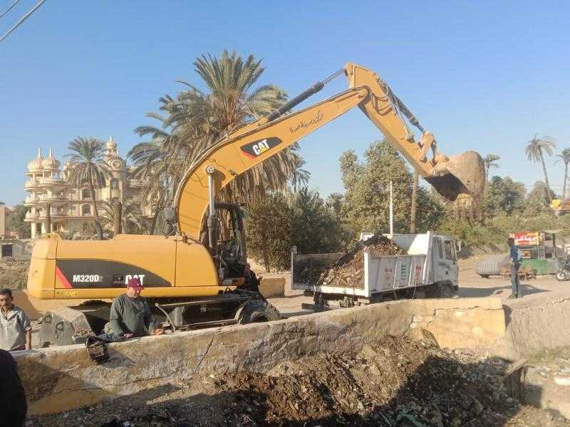 رفع 130 طن نواتج تطهير الترع بمدخل ببا البحري بمركز صدفا في أسيوط.. صور
