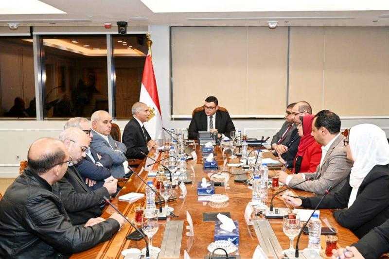 وزير الإسكان يتابع سير العمل بهيئة المجتمعات العمرانية.. وخطط العمل المستقبلية