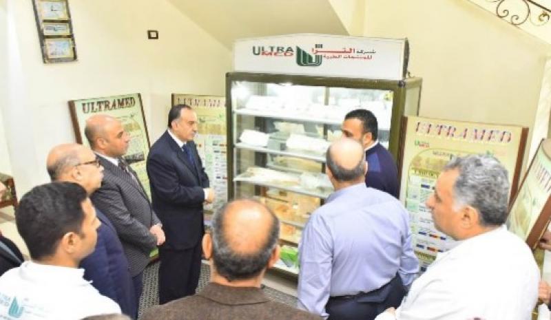 محافظ أسيوط يتفقد مصنعاً للمستلزمات الطبية بعرب العوامر