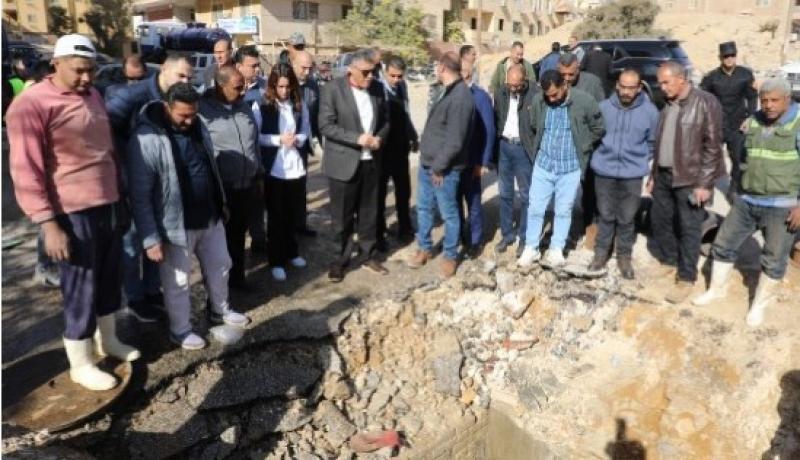 محافظ الجيزة يتفقد أعمال إصلاح كسر مفاجئ بوصلة الربط لخط مياه 800 مم