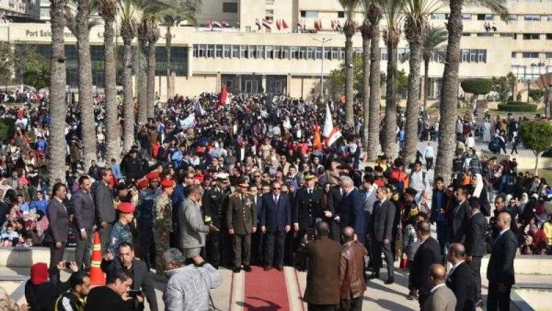 احتفالا بالعيد القومي.. محافظ بورسعيد يضع إكليلا من الزهور على النصب التذكاري