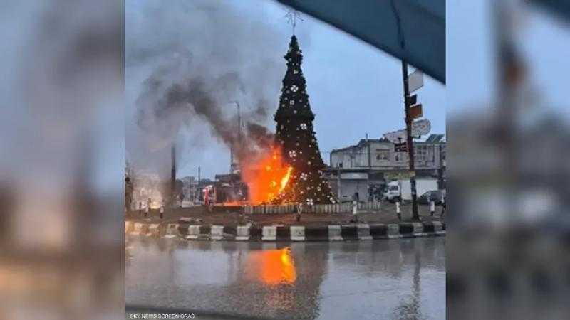 مسلحون أوزبك يحرقون شجرة عيد الميلاد في حماة.. و”تظاهرات غاضبة” تسير في شوارع دمشق