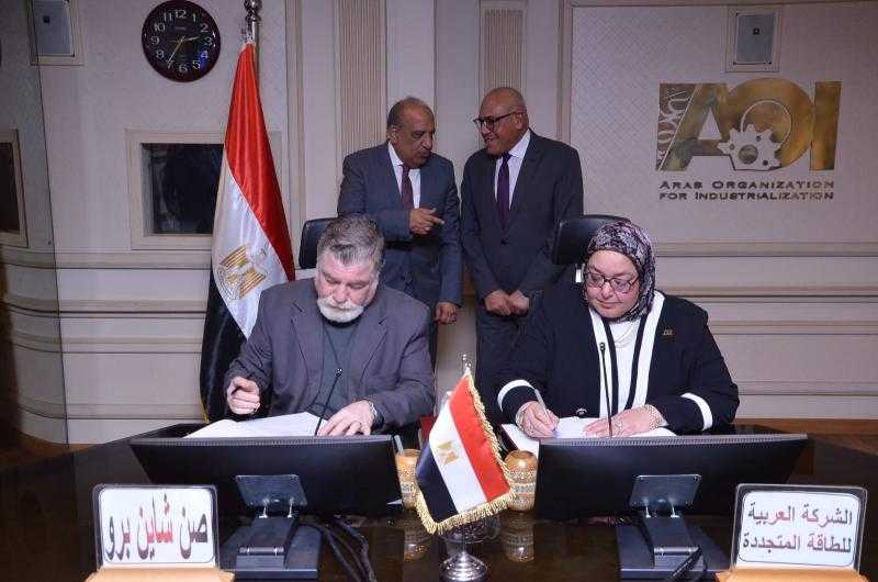 وزير الكهرباء ورئيس العربية للتصنيع يشهدان توقيع عقد إنشاء مشروع صناعي مشترك للألواح الشمسية