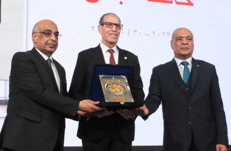 خلال احتفالها بعيدها الـ 70.. النيابة الإدارية تهدي درع الهيئة لوزير العدل ورئيس الشيوخ.. فيديو