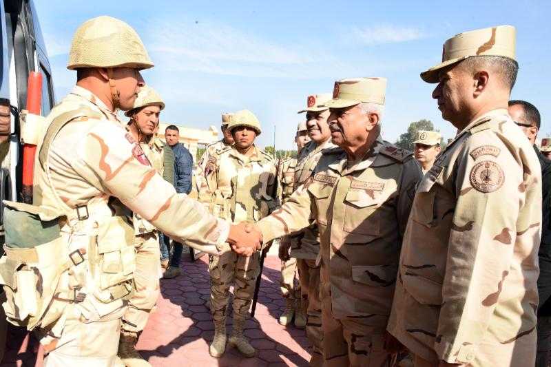 وزير الدفاع يتفقد أحد تشكيلات قوات الدفاع الجوى ويلتقى عدداً من المقاتلين.. فيديو وصور