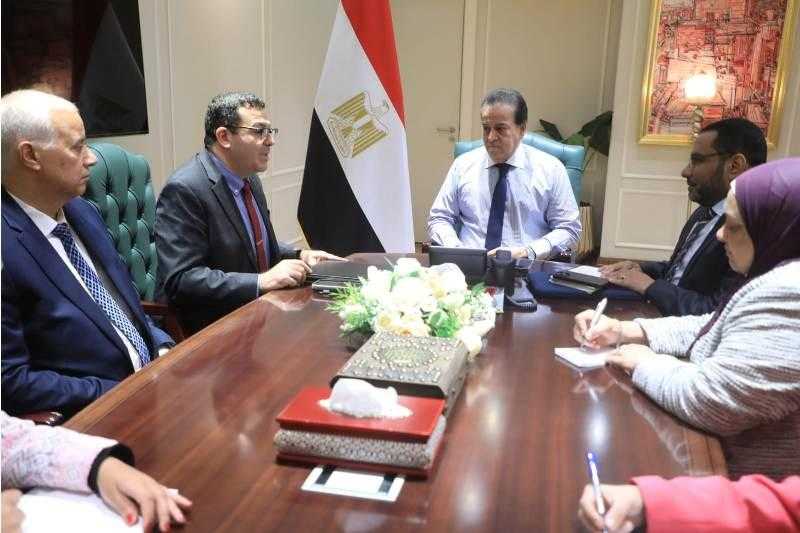 وزير الصحة يبحث تعزيز التعاون مع جامعة لويزفيل الأمريكية