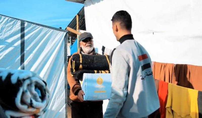 مصر توزع مساعدات إنسانية على النازحين في شمال رفح وخان يونس