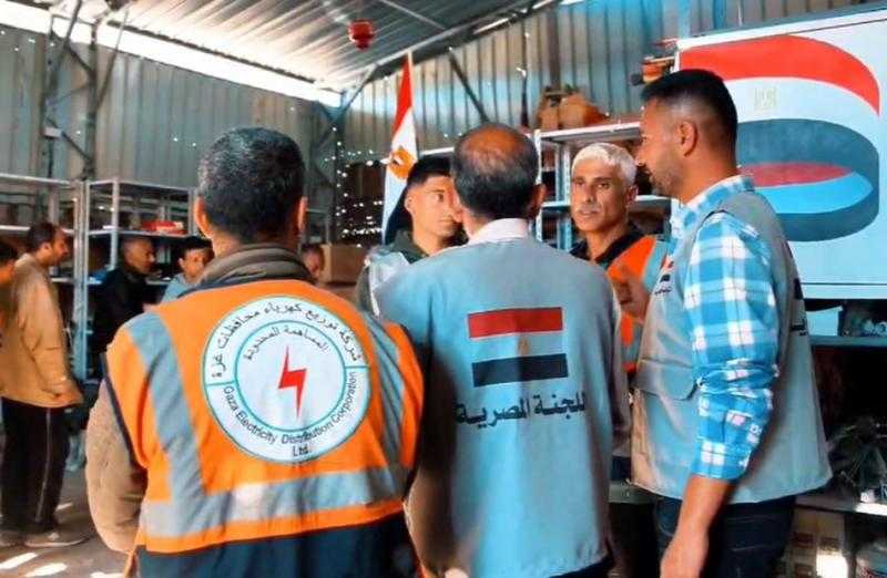 بالتفاصيل.. اللجنة المصرية توزع مساعدات على العاملين بشركة كهرباء غزة