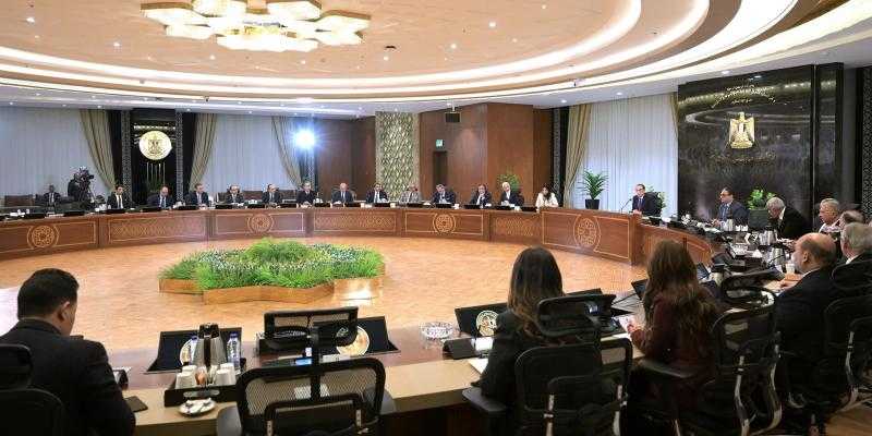 خلال لقاء مع عددٍ من المستثمرين.. رئيس الوزراء يستمع لبعض الرؤى والمقترحات المُهمة ويُعقب عليها