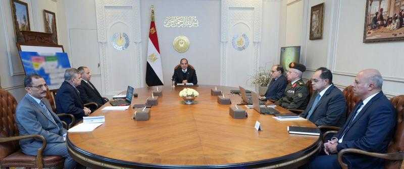 الرئيس السيسي يطلع على الجهود المبذولة لدفع عجلة التنمية في محور قناة السويس