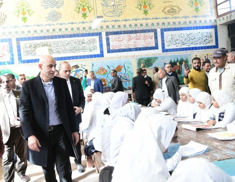وزيرا ”التربية والتعليم” و”العمل” يتفقدان عدة مدارس لمتابعة انتظام سير العام الدراسى بالمحافظة