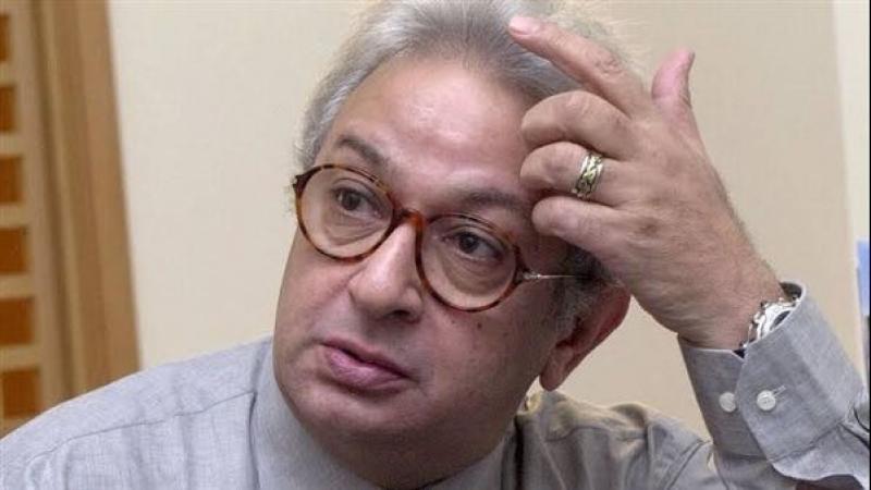 توفى والده وتربى مع أعمامه.. كيف شكلت طفولة نور الشريف ملامح حياته الفنية؟