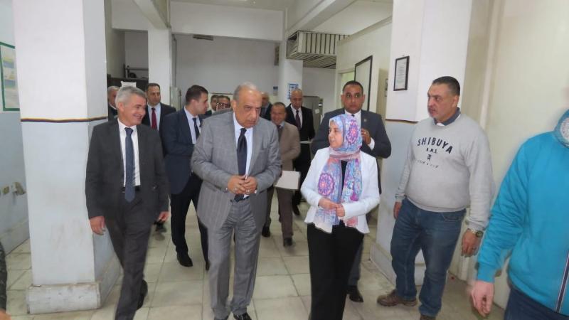 وزير الكهرباء والطاقة المتجددة يتفقد هيئة تنمية واستخدام الطاقة الجديدة والمتجددة