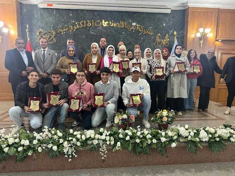 ”بنها للصناعات الإلكترونية” تنظم لقاء للعاملين وتكرم عددًا من المحالين للمعاش