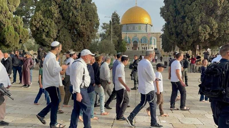 مئات المستوطنين يقتحمون باحات الأقصى..وآخرون يهاجمون الفلسطينيين شرق رام الله