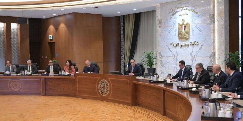 رئيس الوزراء يستعرض البرنامج الزمني لمصنع السيارات الجديد مع مسئولي ”مجموعة المنصور للسيارات” وشركة ”سايك موتور” الصينية