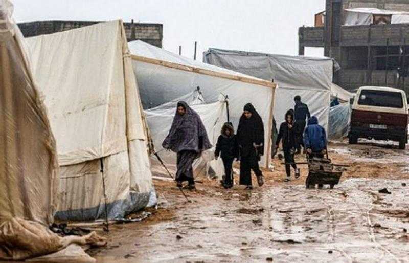 مياه الأمطار الغزيرة تغرق مئات الخيام في مخيمات النزوح بقطاع غزة
