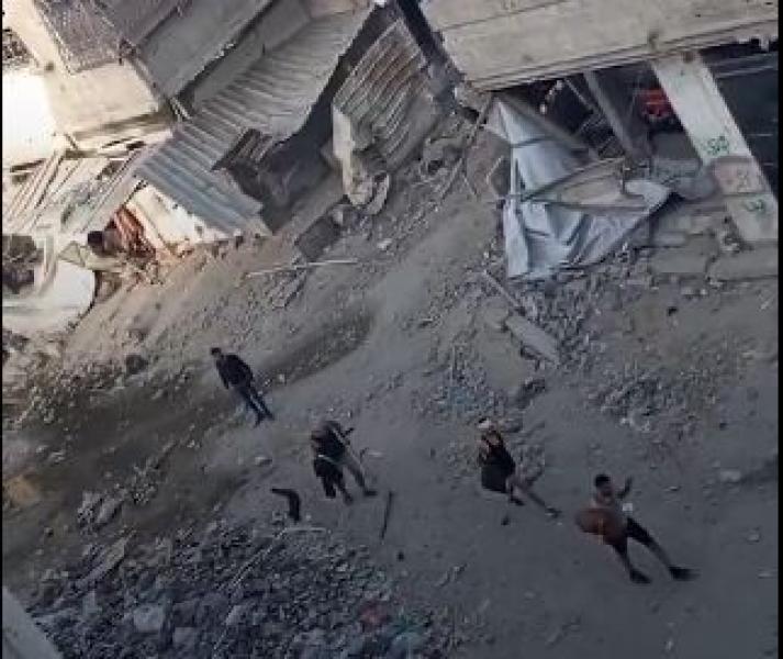 شاهد.. الجيش الإسرائيلي يجرد مرضى ”كمال عدوان” من ملابسهم