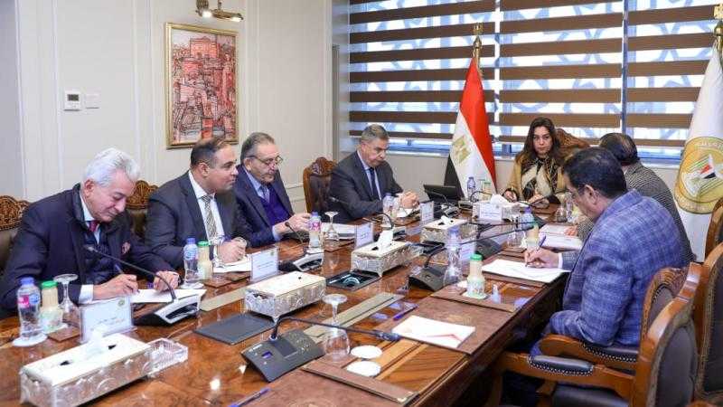 وزيرة التنمية المحلية تتابع مع محافظ الإسكندرية توفير السلع الغذائية بأسعار مخفضة