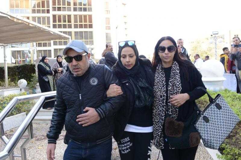 عشاق أحمد عدوية يشاركون أسرته في حضور الجنازة