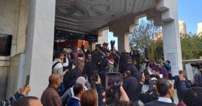وصول جثمان أحمد عدوية إلى مسجد حسين صدقي لأداء صلاة الجنازة