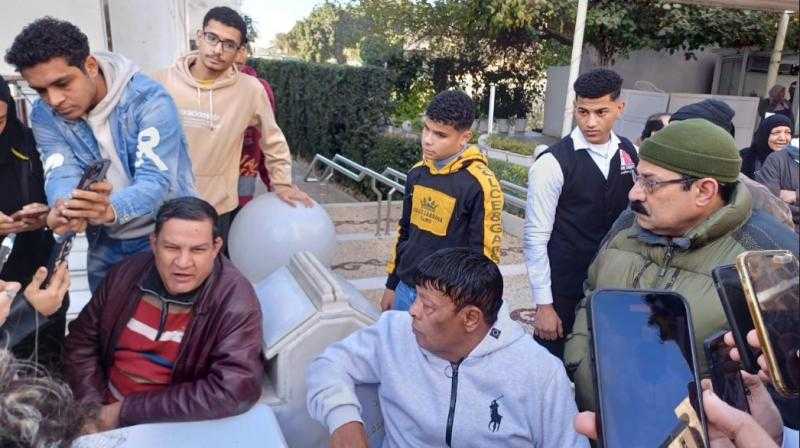 حلمي عبد الباقي ومصطفى كامل وعبد الباسط حمودة أول الحضور في جنازة أحمد عدوية