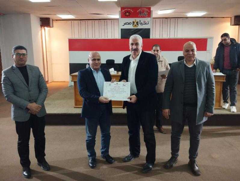 رئيس شركة حلوان للمسبوكات يبحث مع العاملين موقف المشروعات الجاري تنفيذها