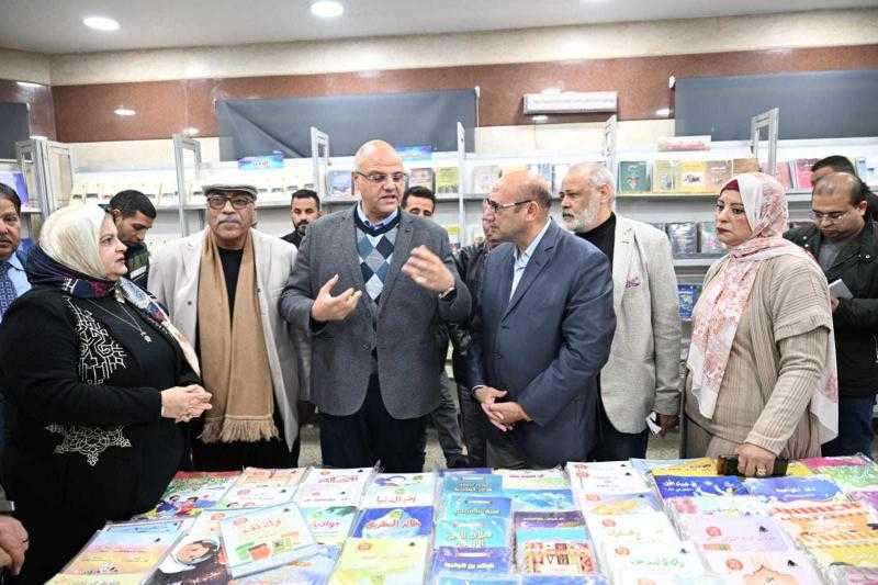 محافظ القليوبية ونائب رئيس قصور الثقافة يفتتحان معرض الكتاب بالقناطر