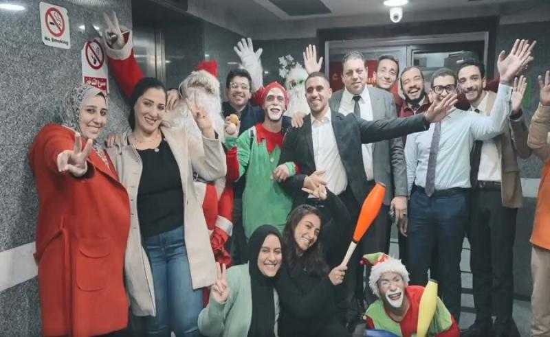 بنك التعمير والإسكان يحتفل بالعام الجديد بتوزيع هدايا مميزة على موظفيه