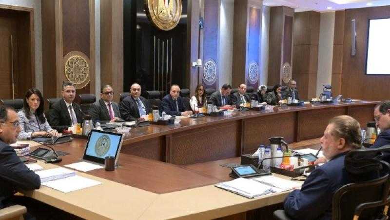 رئيس الوزراء يترأس اجتماع المجموعة الاقتصادية ويشيد بارتفاع معدلات تحويلات المصريين في الخارج