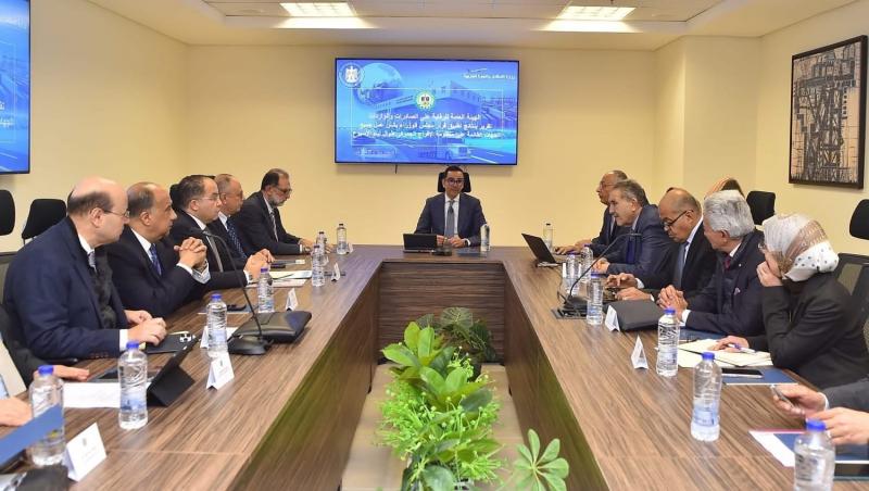 وزير الاستثمار والتجارة الخارجية يبحث سبل رفع كفاءة عمليات الإفراج الجمركي وتحسين الأداء بالمراكز اللوجستية