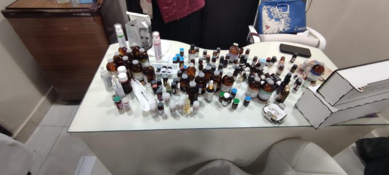 صحة سوهاج: ضبط سيدة تنتحل صفة طبيبة جلدية وتدير مركز تجميل.. صور