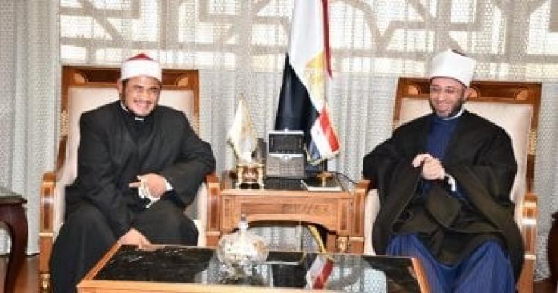 وزير الأوقاف يعلن التكفل بعلاج صاحب تريند القطة ودعمه بـ20 ألف جنيه
