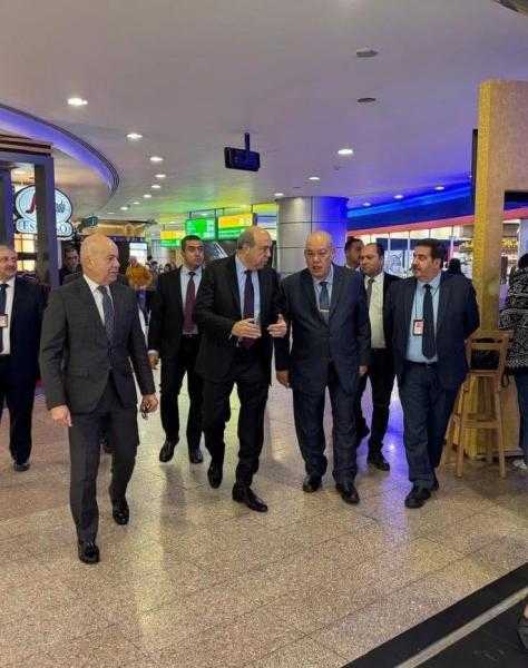 وزير الطيران المدني في جولة تفقدية لمطار القاهرة الدولي ويهنئ العاملين بالعام الجديد