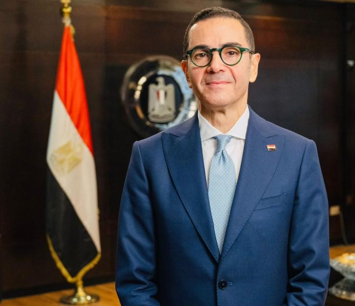 وزير الاستثمار والتجارة الخارجية يسلم ٩ رخص ذهبية جديدة لعدد من المشروعات الاستثمارية الاستراتيجية