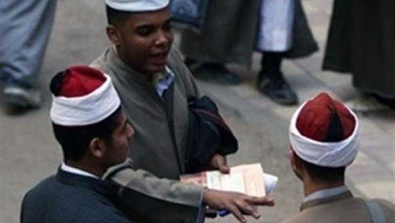 طلاب النقل بالثانوى الأزهرى يؤدون امتحانات اللغة الأجنبية والتربية الفنية