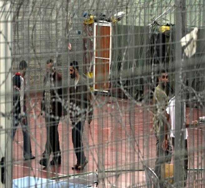 وفا: الاحتلال يعتقل طفلا مصابا من الخليل