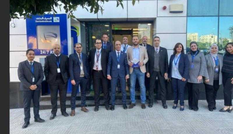 للعام الرابع..المصرف المتحد يهدى صاحب أول معاملة بنكية بعام 2025 «شهادة المليونير » بفروعه الـ 68