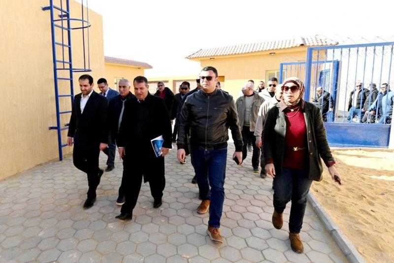 وزير الإسكان يتفقد المشروع السكنى وأعمال الطرق والمرافق بالسويس