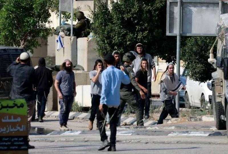 مستوطنون يقيمون بؤرة استعمارية جديدة على أراضي قريوت جنوب نابلس