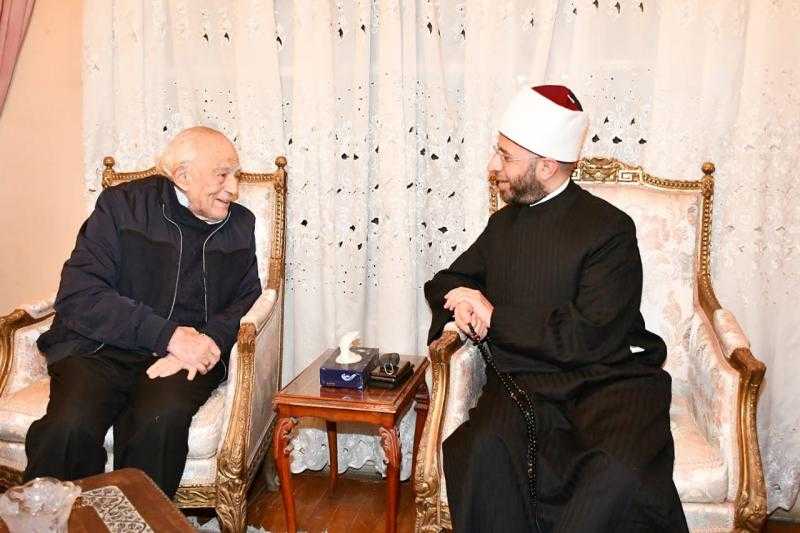 وزير الأوقاف يزور الفنان رشوان توفيق ويستمع منه لرؤيته النبي صلى الله عليه وسلم| صور
