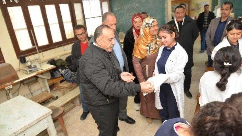 محافظ أسيوط يتفقد أقسام وورش المدرسة الثانوية الصناعية بنات