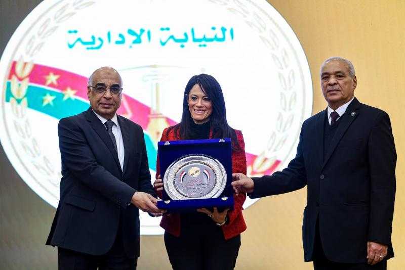 النيابة الإدارية تسلم وزيرة التخطيط درع تكريم تقديرًا لدور الوزارة في دعم مشروعات التحول الرقمي