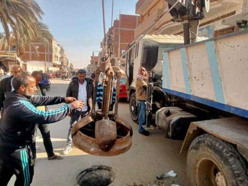 تركيب أغطية جديدة ضد السرقة لبالوعات الصرف الصحي في مدن القناة