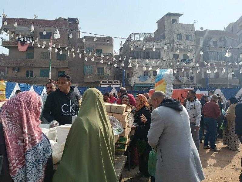 إقبال كبير على سوق اليوم الواحد بالزقازيق.. تخفيضات تصل لـ30%