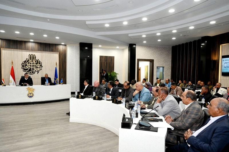 وزير الإسكان ومحافظ أسوان يلتقيان القيادات البرلمانية والتنفيذية والشعبية بعد انتهاء مشكلة عدم انتظام المياه بمدينة أسوان
