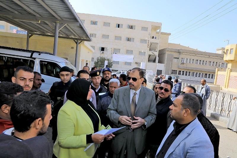محافظ سوهاج يتفقد موقف سيارات حي الكوثر الجديد ويوجه بمد ساعات عمل بعض الخطوط
