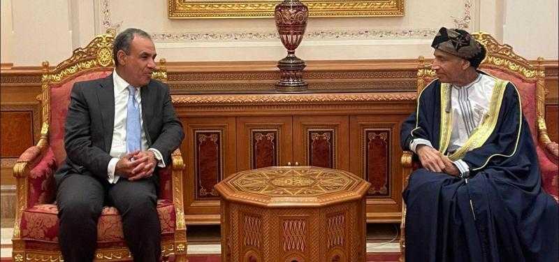 وزير الخارجية والهجرة يلتقي مع نائب رئيس الوزراء لشئون مجلس الوزراء بسلطنة عُمان